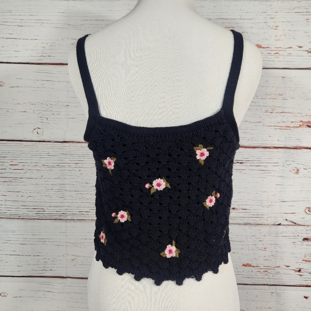 ARIZONA JEAN CO Black And Floral Crochet Cropped Tank Top (M) - Picture 2 of 5